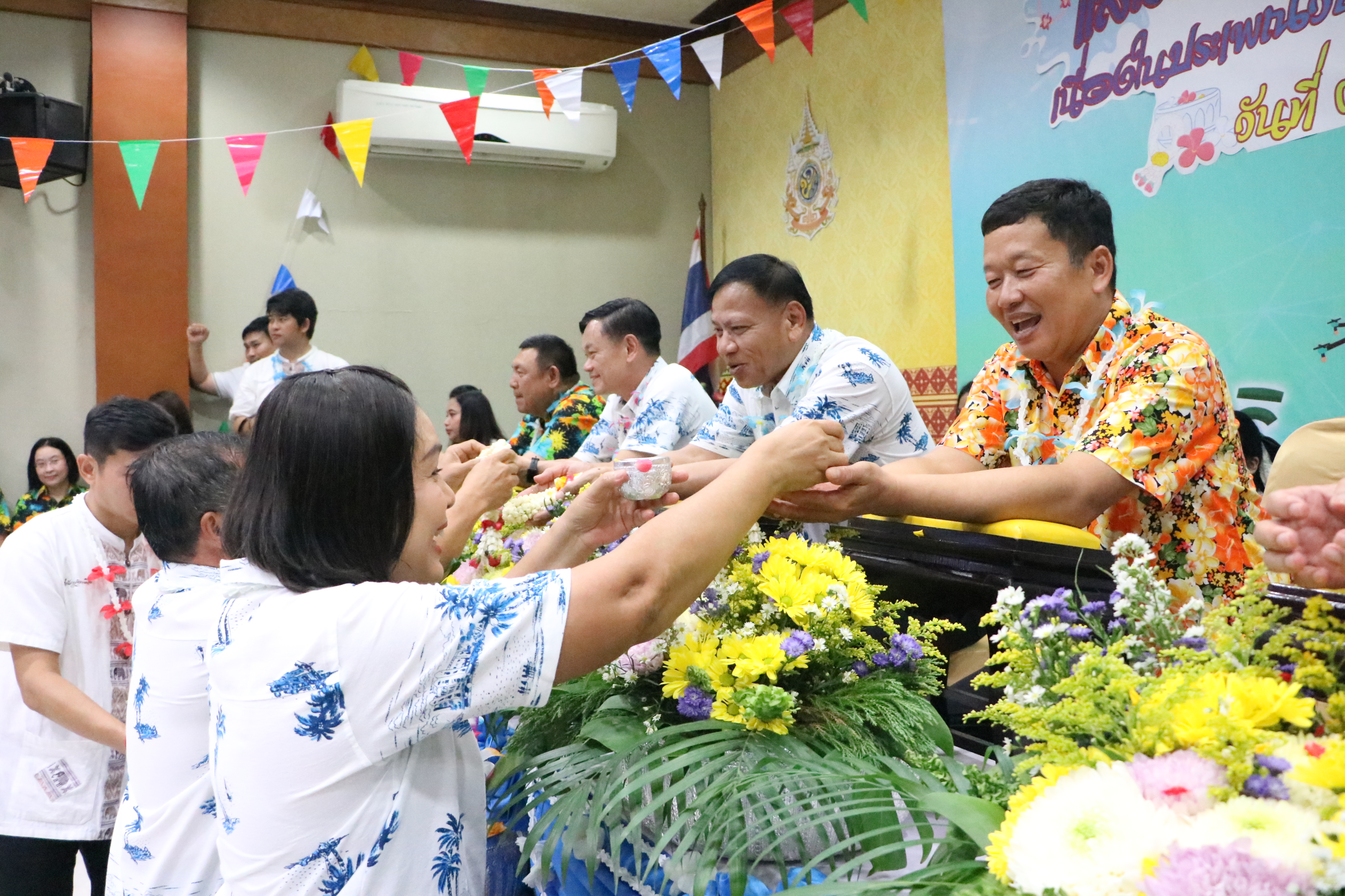 title - ชุ่มฉ่ำ! ชาว ส.ป.ก. ร่วมสรงน้ำพระพุทธรูป และรดน้ำขอพรผู้บริหาร เนื่องในประเพณีวันสงกรานต์ ประจำปี 2569 บรรยากาศเต็มไปด้วยความชื่นมื่นชุ่มฉ่ำ